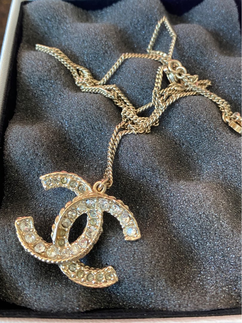 Chanel necklace shop two cc logo