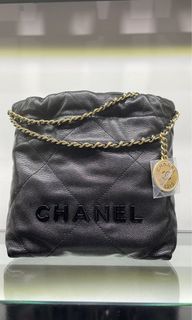 Chanel 23P Quilted Mini Vanity Rectangular Top Handle Black/ Pink Lamb –  ＬＯＶＥＬＯＴＳＬＵＸＵＲＹ