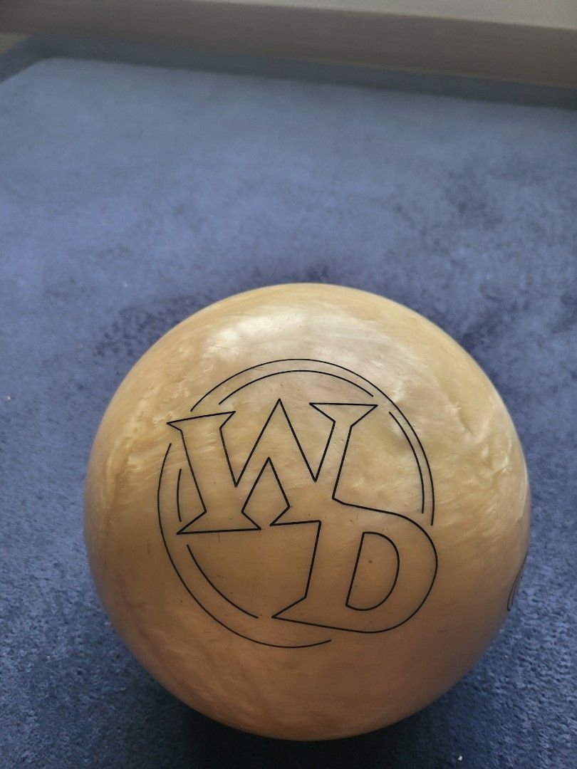 COLUMBIA 300 WHITEDOT, Sports Equipment, Sports & Games, Billiards