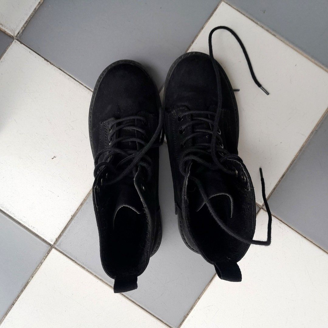 divided ankle boots