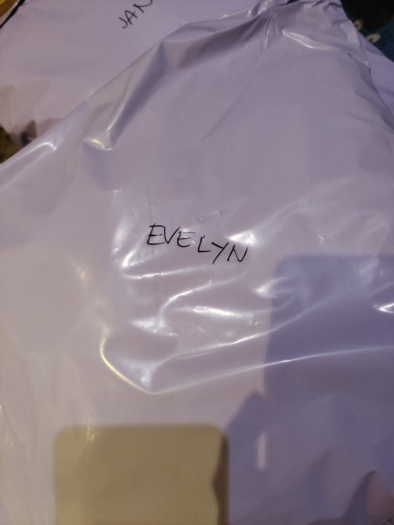 Evelyn, 她的時尚, 連身裙& 套裝, 連身裙在旋轉拍賣