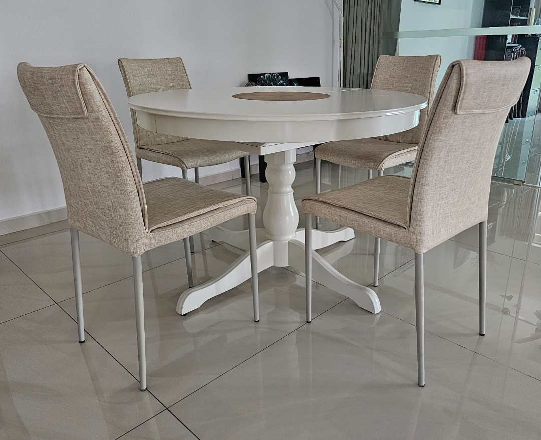Extendable Dining Table to seat 4 people to 6 people, Furniture & Home Living, Furniture