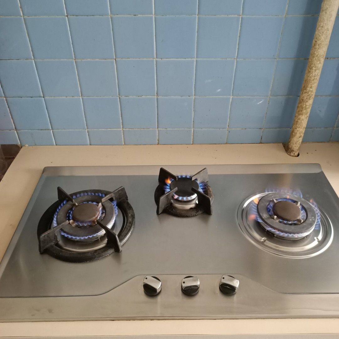 Good working condition Gas Hob, 3 burners with electronic sparks. Built