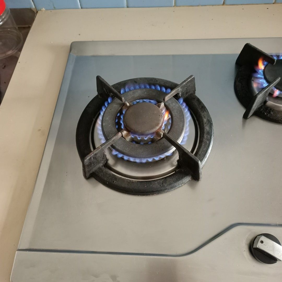 Good working condition Gas Hob, 3 burners with electronic sparks. Built