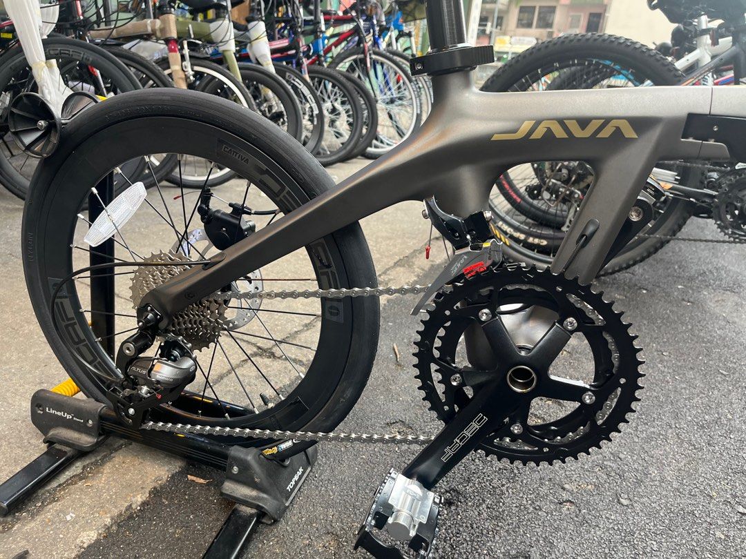 Java aria carbon （分類：單車）位於 Hong Kong。 由 mingli199 提交（商品編號 1267361752，圖片 2）。簡介： Java aria carbon 摺車 Shimano 18speeds 20-451 ＃大圍添好運單車 地址大圍積福街68 號 購買需知 可到本店購買 安裝調教 本店購買單車 均有車架保養 永久免費打氣及調變速服務 可免費送貨 須先付款 視乎地區 另有租單車服務🎈 8大地點交車. ⭐️大圍⭐️大埔⭐️大尾督⭐️大學⭐️上水⭐️屯門⭐️元朗大尾督 接受消費卷及以下：Cash,EPS,Visa,Master,AE,Payme,FPS,Wechat Pay,Alipay,八達通，Tap & Go。