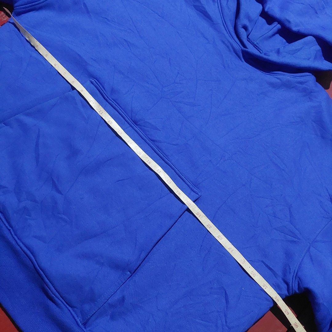 Kanye West YZY Hoodie (Category: Coats, Jackets and Outerwear) located in Prosperidad. Submitted by jessemadulin (Listing ID 1267331738, Image 3). Description: Kanye West YZY double layer hoodie W28"×L28" box type Only issue is missing washtag Excellent condition.