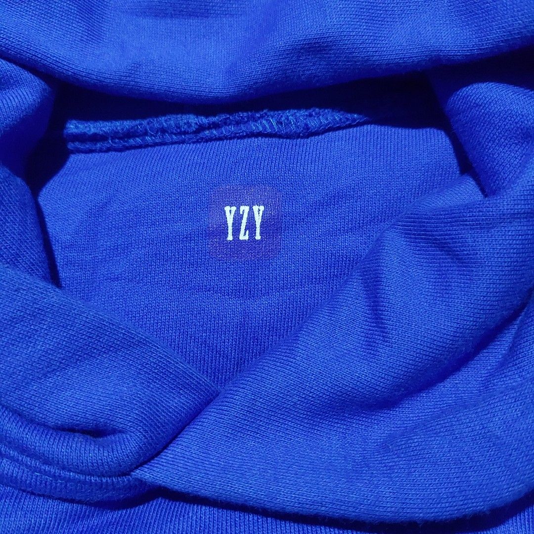 Kanye West YZY Hoodie (Category: Coats, Jackets and Outerwear) located in Prosperidad. Submitted by jessemadulin (Listing ID 1267331738, Image 2). Description: Kanye West YZY double layer hoodie W28"×L28" box type Only issue is missing washtag Excellent condition.