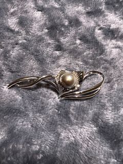 Mikimoto in silver pearl brooches vintage