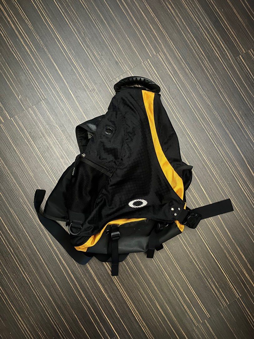 Oakley sandbag crossbody bag early 2000s, Men's Fashion, Bags, Sling