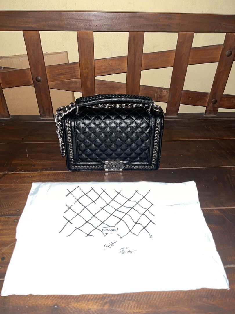 Pre-Loved Bags (Category: Luxury Bags & Wallets) located in Makati City. Submitted by mike.bewer (Listing ID 1254809661, Image 3). Description: For Sale: Gucci Black Tote Bag with dustbag - P4,000 LV Neverful Damier Ebene - P3,500 (SOLD) LV Mono Banana - P3,500 (SOLD) LV Monogram Artsy - P4,500 (SOLD) Chanel - P1,500 All bags came from Japan. 😎 Selling for my wife. .