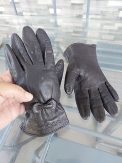 SALE📌📌📌
P300 only
# 20473 - Genuine leather gloves
Fit to small to medium