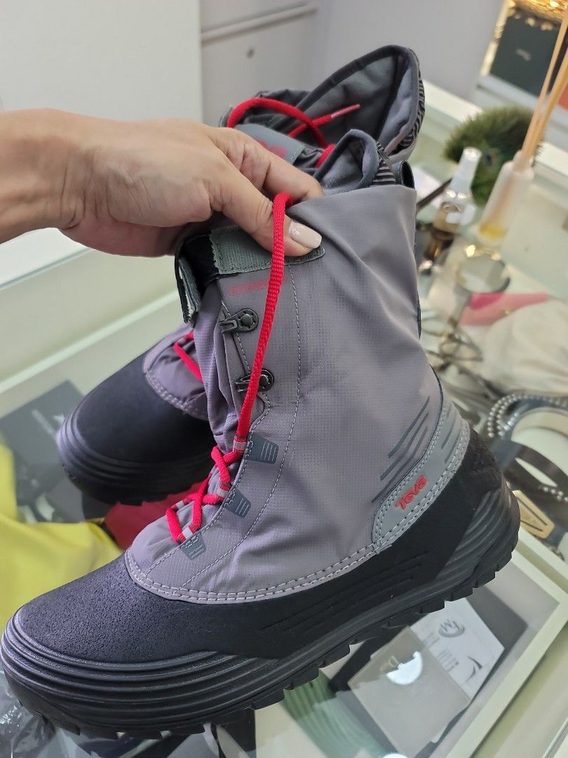TEVA chair 5 US9. Ski winter boots