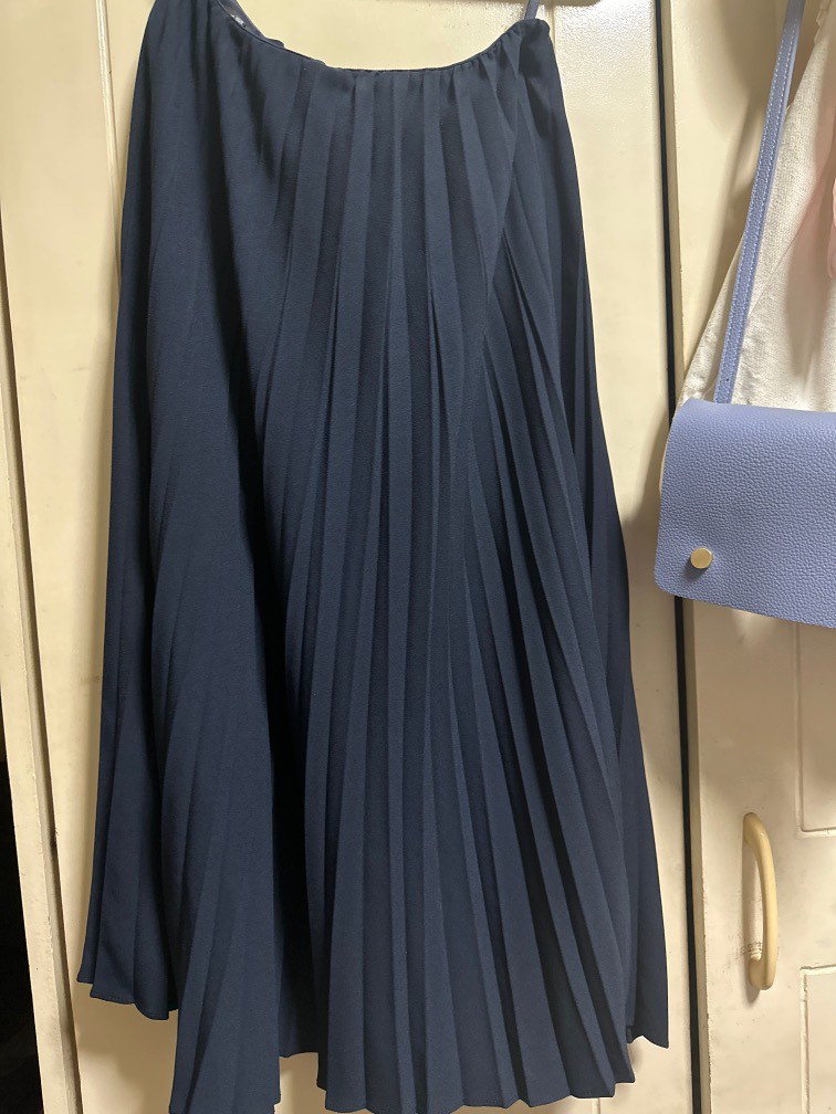 Uniqlo Pleated Midi Skirt, Women's Fashion, Bottoms, Skirts on Carousell