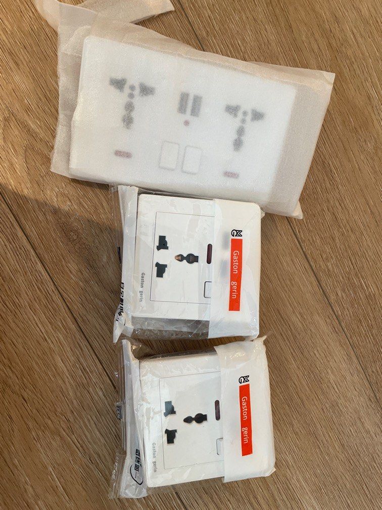 Universal socket (Category: Electrical, Adaptors & Sockets) located in Singapore. Submitted by souma85 (Listing ID 1267280468, Image 1). Description: 1 x double universal socket 2x single universal socket Extras from reno.