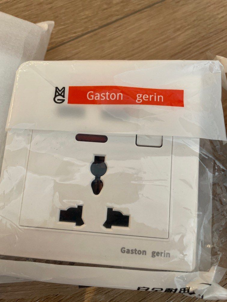 Universal socket (Category: Electrical, Adaptors & Sockets) located in Singapore. Submitted by souma85 (Listing ID 1267280468, Image 2). Description: 1 x double universal socket 2x single universal socket Extras from reno.