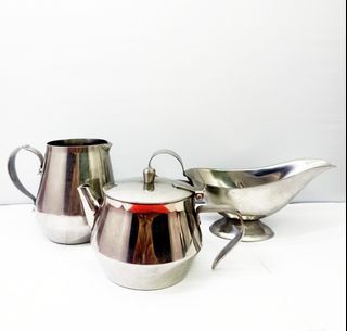 Assorted stainless teapot, gravy boat and milk pitcher for 375 each *T69