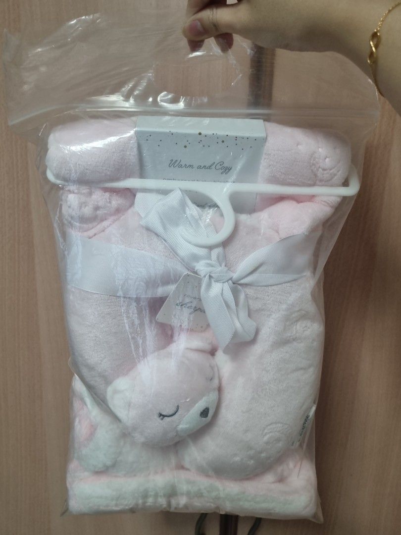 Baby blanket with outlet neck pillow