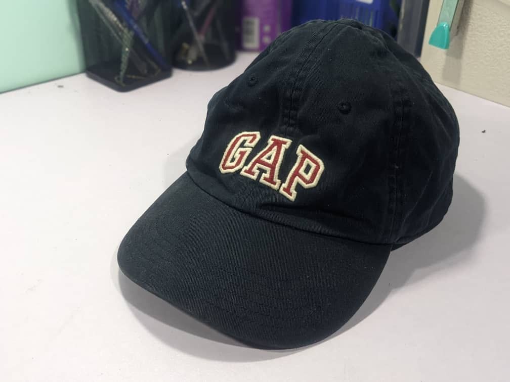 Cap GAP (Category: Cap & Hats) located in Kuala Terengganu. Submitted by vinstrugs (Listing ID 1267531513, Image 1). Description: Cap GAP jenis bersudu standard size condition 8/10 Rm30 termasuk pos.