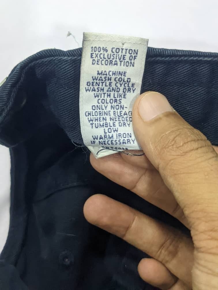 Cap GAP (Category: Cap & Hats) located in Kuala Terengganu. Submitted by vinstrugs (Listing ID 1267531513, Image 3). Description: Cap GAP jenis bersudu standard size condition 8/10 Rm30 termasuk pos.