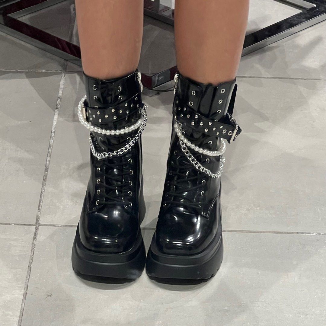 Forever21 boots size us9 (Category: Boots) located in Pasig City. Submitted by nichiatch (Listing ID 1267422614, Image 3). Description: Forever 21 boots Size us9 • one time lang nagamit • bought 2 weeks ago Rfs: di sanay sa paheels na boots Bought for 2900+ Price: 2500.