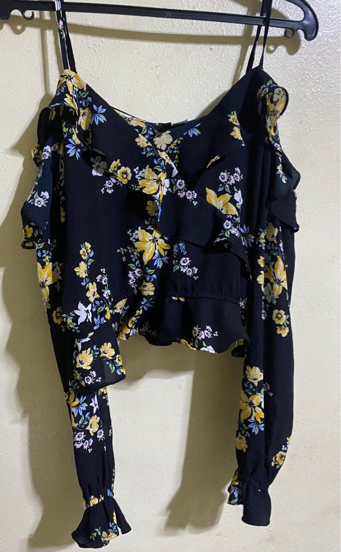 H&M floral blouse (Category: Blouses) located in Manila. Submitted by _junooo (Listing ID 1267444927, Image 1). Description: Rfs - decluttering Can fit to S and M frames also.