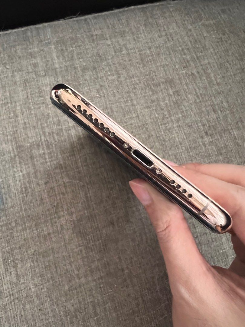 iPhone XS Max 64G (Category: iPhone X Series) located in Cainta. Submitted by mestizongbangus (Listing ID 1267405276, Image 3). Description: Broken screen, LCD works perfectly though. Can be repaired for less than 3000. Reason why I’m selling it at a low price. With box RFS: will upgrade Battery health: 92% Smart locked.