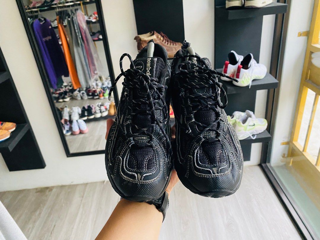 New Balance 703 Triple Black Fesyen Pria Sepatu Sneakers di