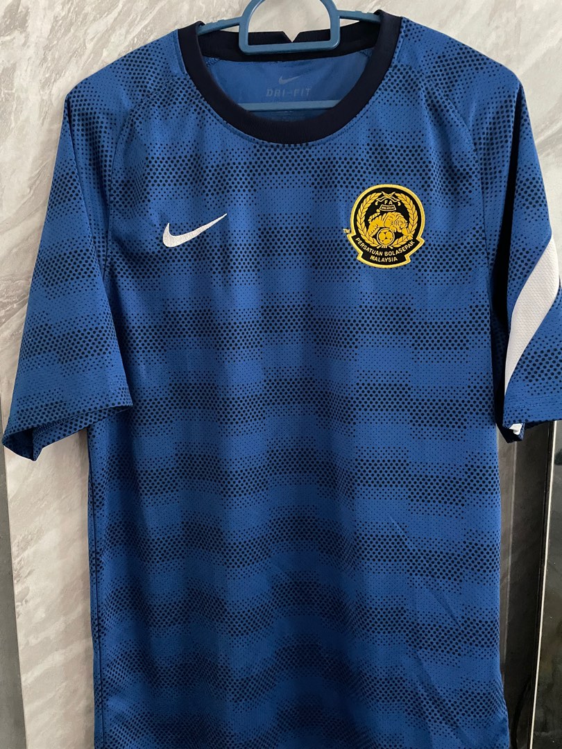 NIKE MALAYSIA TRAINING JERSEY ORIGINAL Men s Fashion Activewear