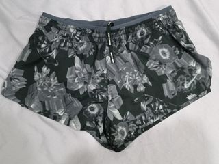 Nike women running short (2 pcs, black and orange) Nike 女款跑步短褲（2 件，黑色和橘色）S 碼
