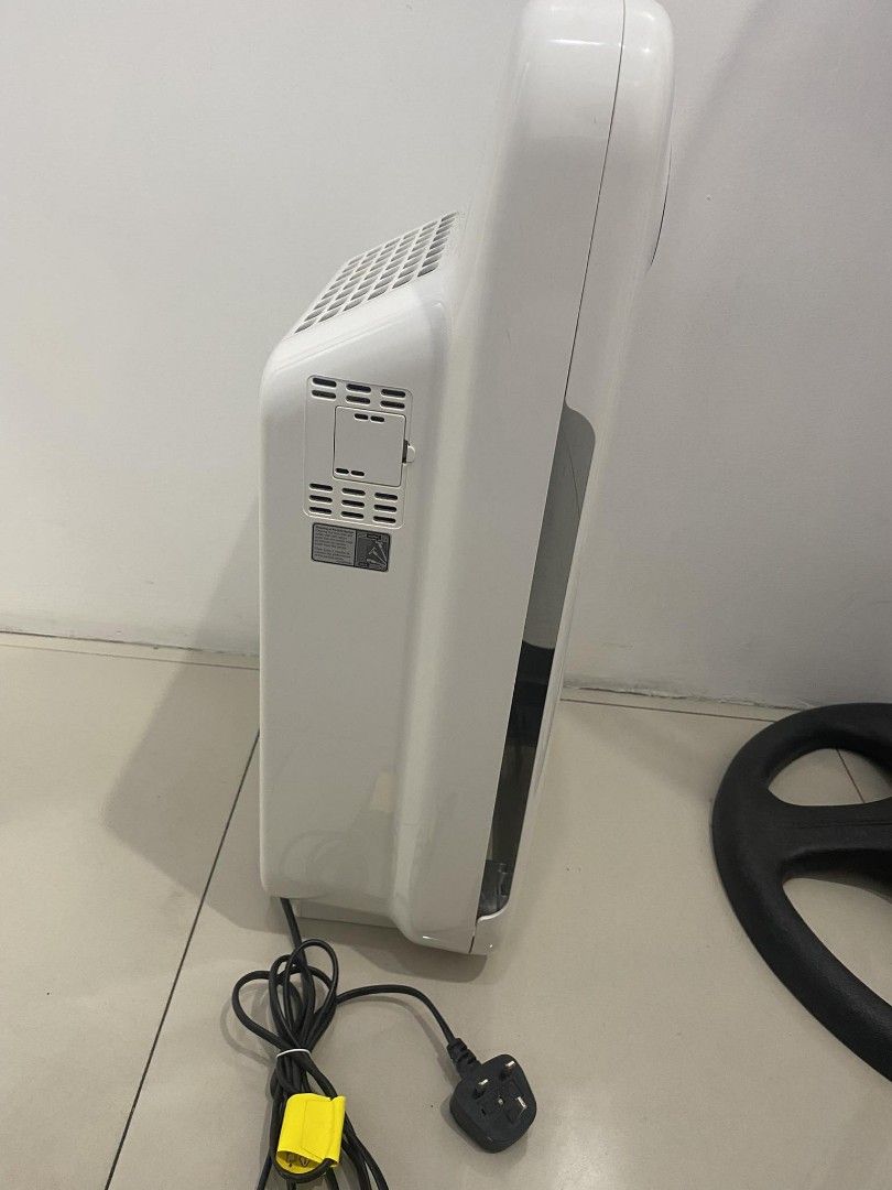 PHILIPS Air Purifier (Category: Air Purifiers & Dehumidifiers) located in Quezon City. Submitted by dveee (Listing ID 1267456665, Image 3). Description: Philips air purifier AC4014 Healthy air always General health Vita shield IPS Smart Sensor Vita shield purification filters out pollutants ultra fine particles, allergens, bacteria and viruses with size >0.02Microns 3 step fan speed 1/4/8 hours easy to set timer Smart sensor Color white 220-240 V