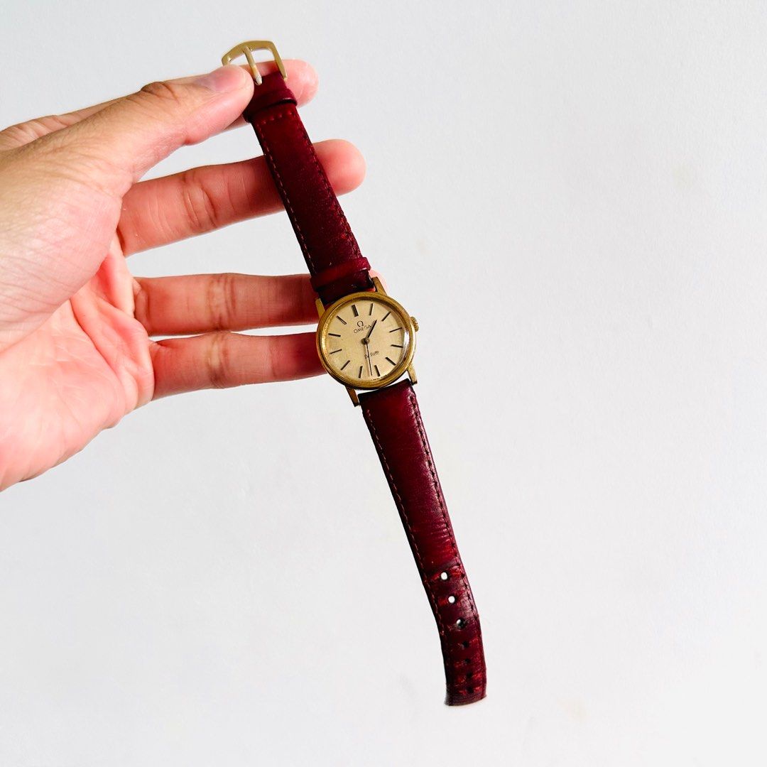 Red leather strap watch new arrivals