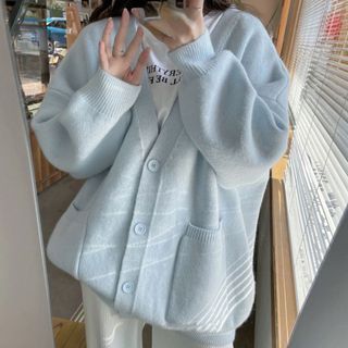 慵懶風落肩V領馬卡龍淺藍寶寶藍大口袋針織外套