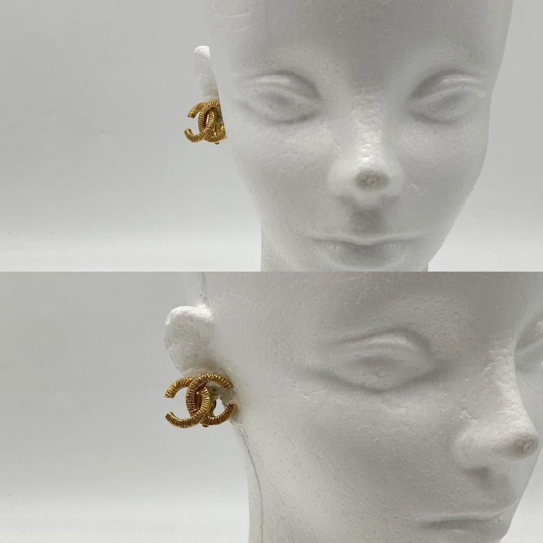 CHANEL 26S DOUBLE C LOGO BLACK ENAMEL & CRYSTAL LINK HOOP EARRINGS IN GOLD METAL 629897