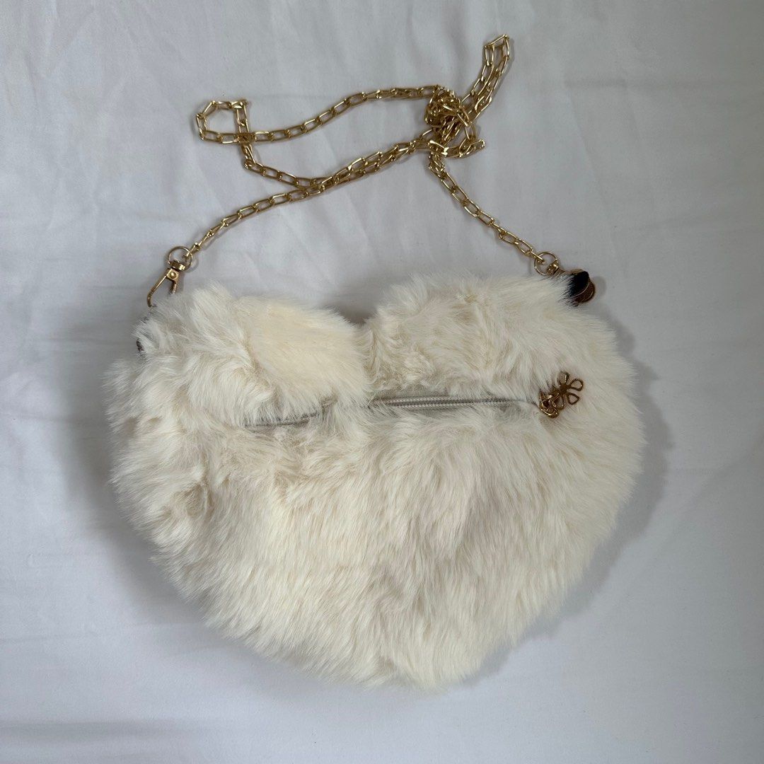 White fluffy heart sling shoulder bag