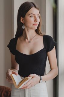 Anticlockwise Knit Sweetheart Neckline Top in Black