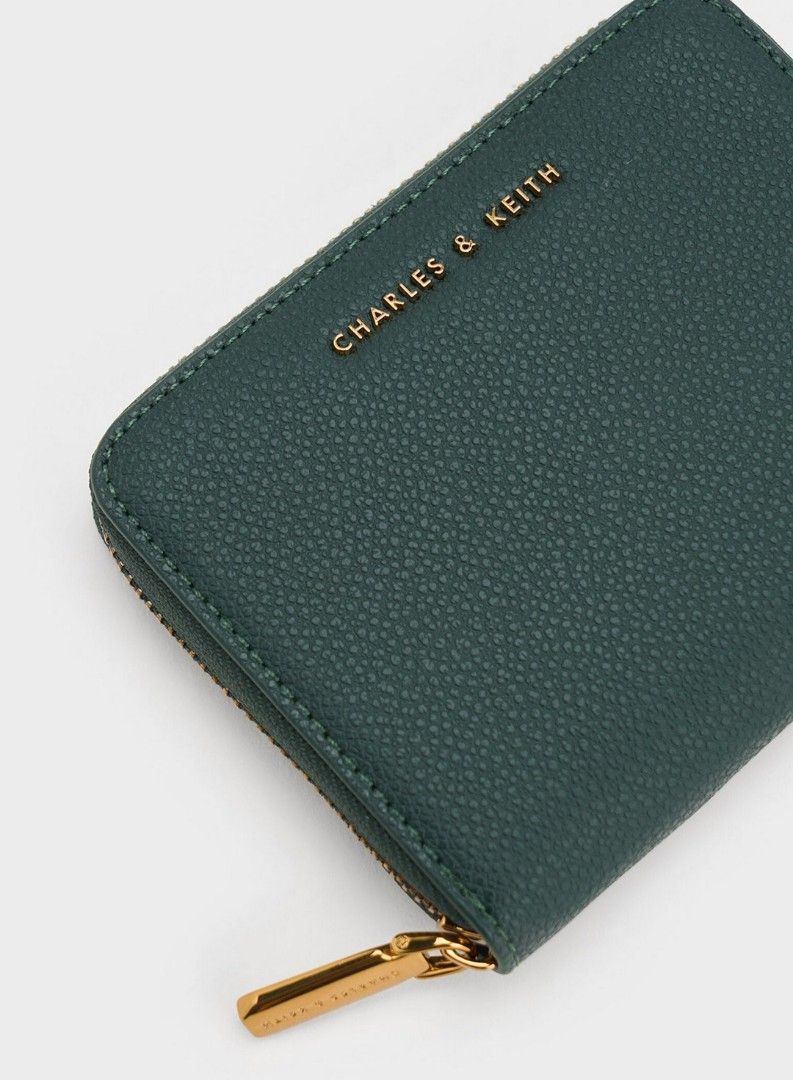Basic Square Wallet - Green (Category: Wallets & Card Holders) located in Singapore. Submitted by easteastside (Listing ID 1267682425, Image 3). Description: Simplicity and sophistication find the perfect middle ground in this green square wallet. Compact in design but generous in space, this nifty piece opens up to an inner zipped section and multiple slot compartments that has ample space to keep your cards, cash and coins organised. Love the c