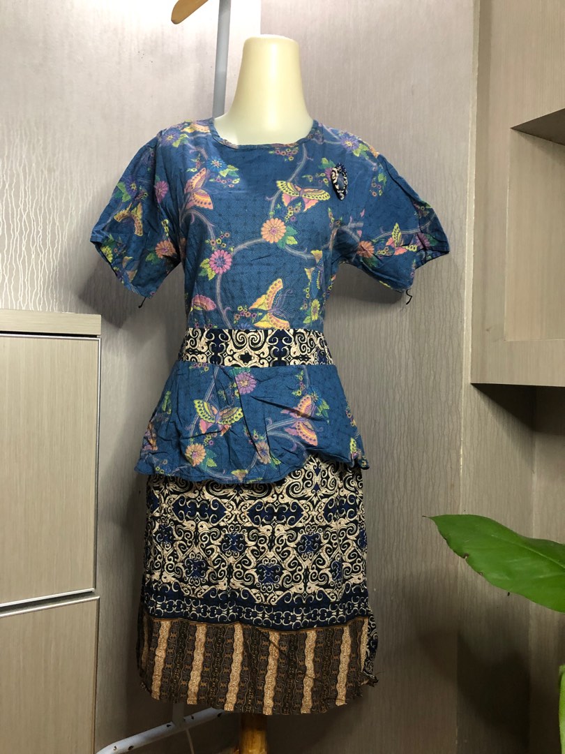Batik Dress, Fesyen Wanita, Pakaian Wanita, Gaun & Rok di Carousell
