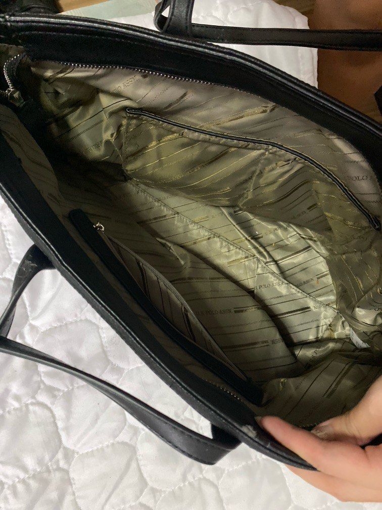 Black Shoulder Bag US POLO ASSN (Category: Shoulder Bags) located in Las Pinas. Submitted by mve__ (Listing ID 1267592522, Image 3). Description: Bought for 4k Damage is due to storage Negotiable.