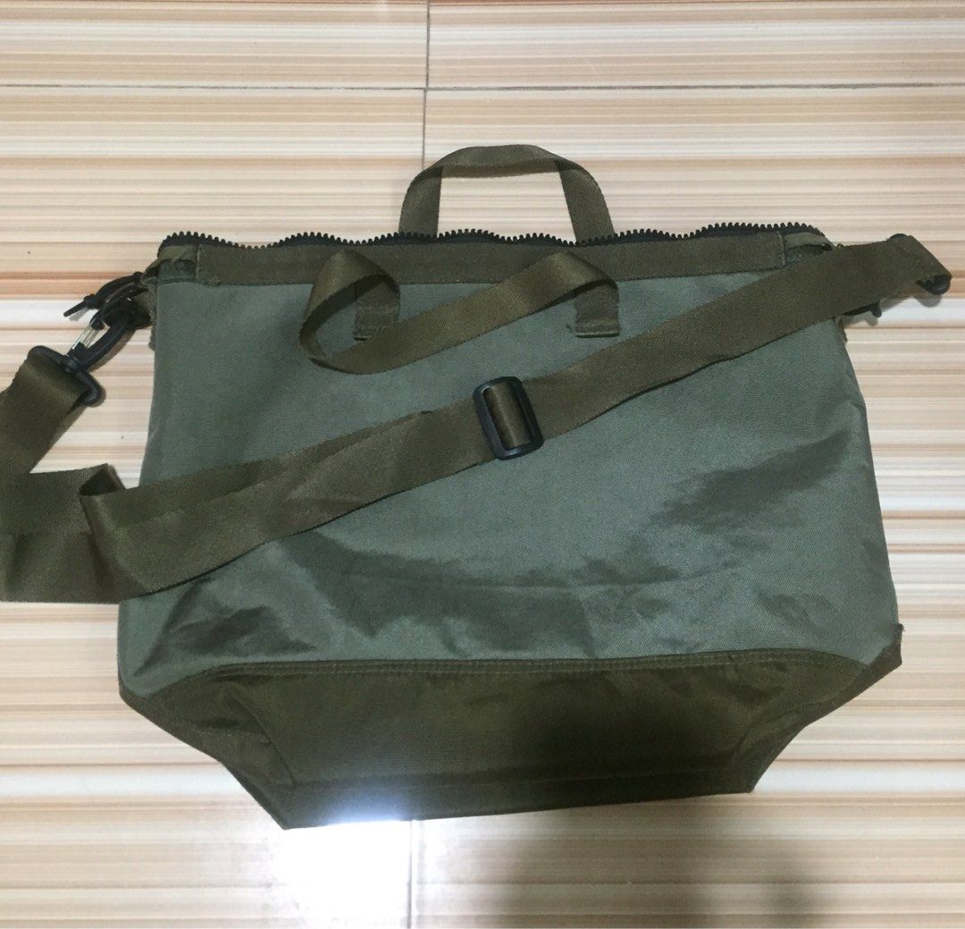 Converse sling bag/cross body bag (Category: Sling Bags) located in Cavite. Submitted by medjjjjjjj_01 (Listing ID 1267670930, Image 2). Description: Super nice colorway Bought this for 1,200 but the paint of the zippers were peel off thus selling low Pm for more info .