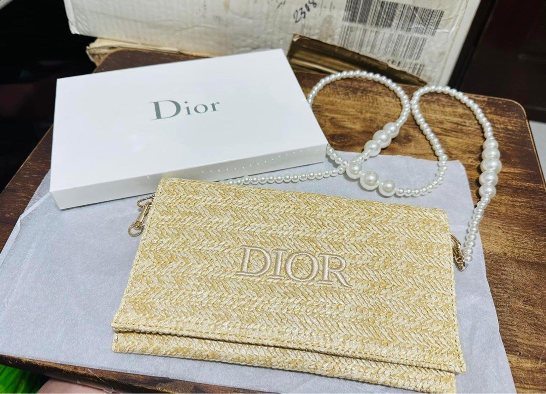 Dior Sling VIP GIFT (Category: Luxury Bags & Wallets) located in Valenzuela. Submitted by teewsjala (Listing ID 1267675159, Image 3). Description: .