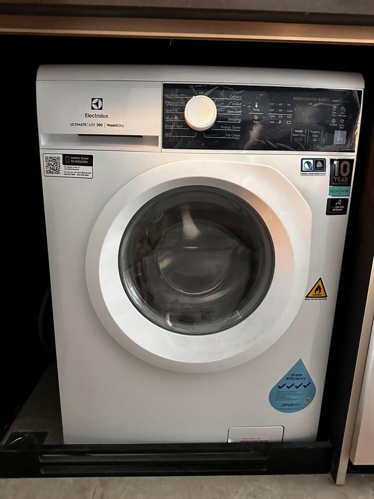 Electrolux 8/5kg UltimateCare 300 Free Standing Front Load Washer Dryer