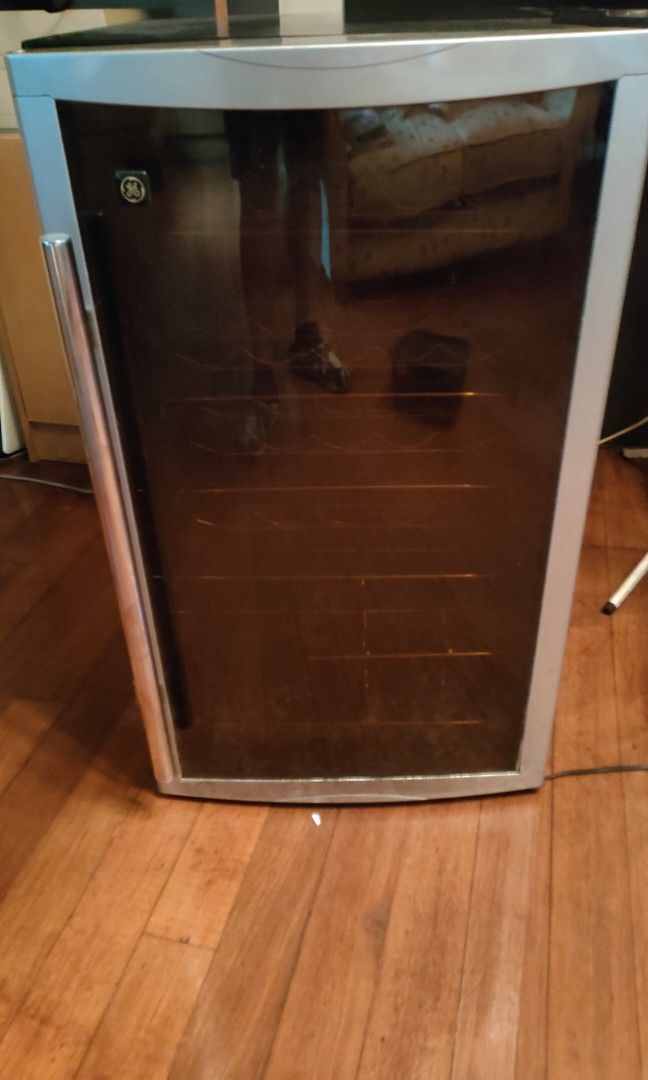 GE WINE CHILLER MODEL GWV045FARRBS, TV & Home Appliances, Kitchen