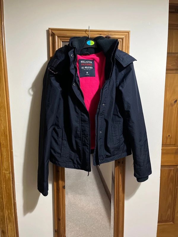 Hollister Navy All- weather winter coat, 女裝, 外套及戶外衣服- Carousell