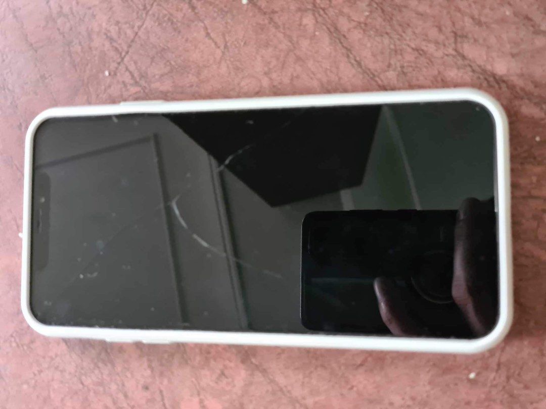 iPhone XS Max 64G (Category: iPhone X Series) located in Cainta. Submitted by mestizongbangus (Listing ID 1267405276, Image 2). Description: Broken screen, LCD works perfectly though. Can be repaired for less than 3000. Reason why I’m selling it at a low price. With box RFS: will upgrade Battery health: 92% Smart locked.