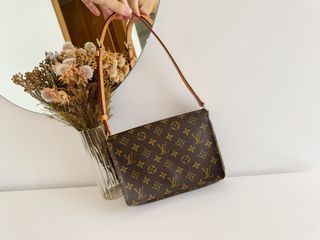 Louis Vuitton golden handbag bag shopping mall Petronas Twin
