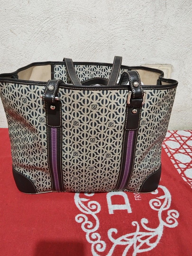 LQ Tote Bag (Category: Tote Bags) located in Manila. Submitted by baves2002 (Listing ID 1267721531, Image 2). Description: I'm selling my preloved LQ Tote Bag. Used a few times then stored. Like new condition. No rubs. No flaws. Intact rubber lining may kasama pang wristlet/small pouch. Large size. 15x11x6..