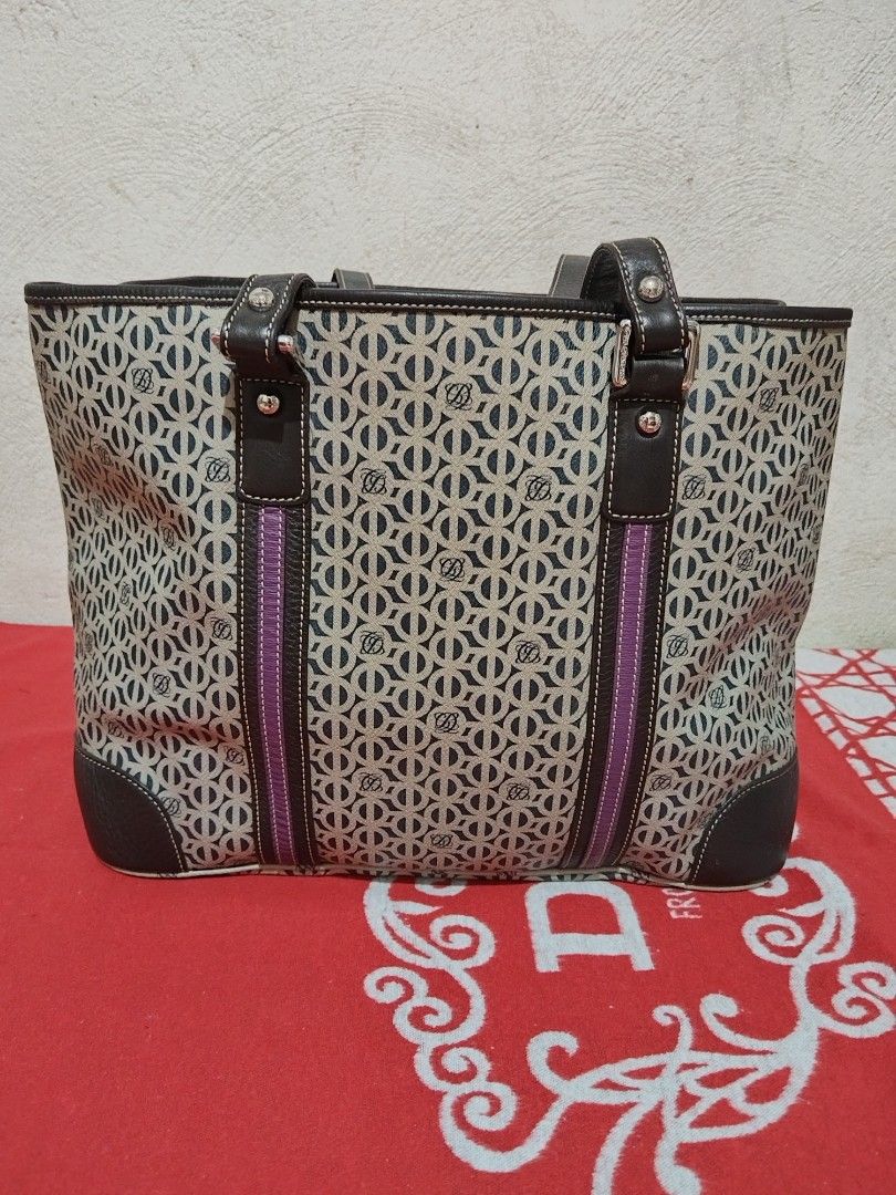 LQ Tote Bag (Category: Tote Bags) located in Manila. Submitted by baves2002 (Listing ID 1267721531, Image 1). Description: I'm selling my preloved LQ Tote Bag. Used a few times then stored. Like new condition. No rubs. No flaws. Intact rubber lining may kasama pang wristlet/small pouch. Large size. 15x11x6..