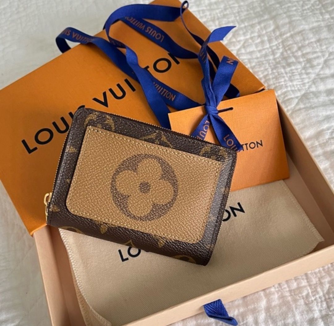 Louis Vuitton Zoe wallet, Luxury, Bags & Wallets on Carousell