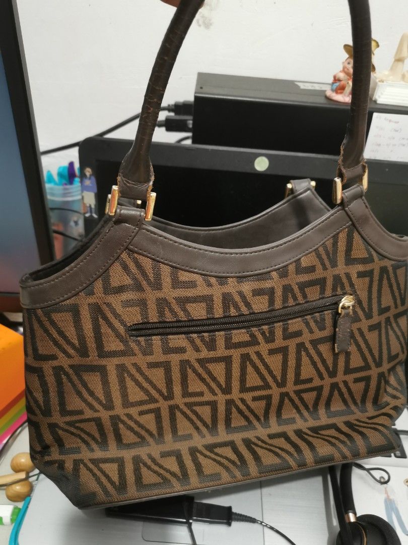 Orig DIANA Valentino (Category: Shoulder Bags) located in Muntinlupa City. Submitted by blessed_ming.ph (Listing ID 1267615108, Image 2). Description: Preloved Well used.