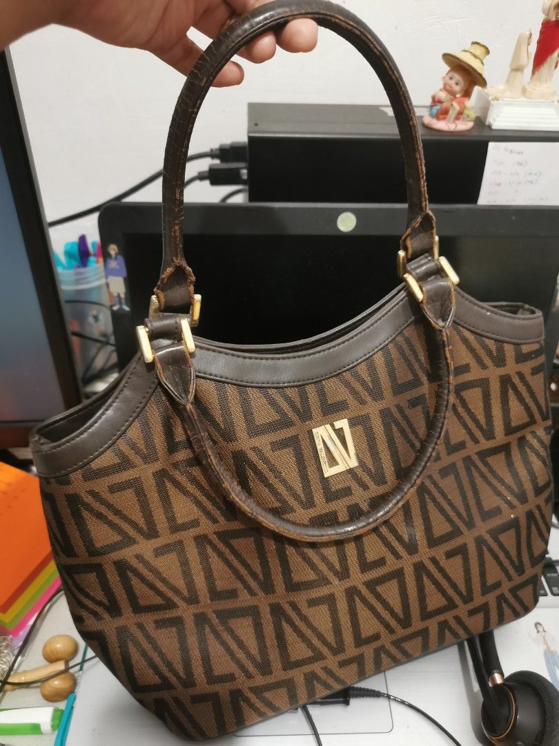 Orig DIANA Valentino (Category: Shoulder Bags) located in Muntinlupa City. Submitted by blessed_ming.ph (Listing ID 1267615108, Image 1). Description: Preloved Well used.